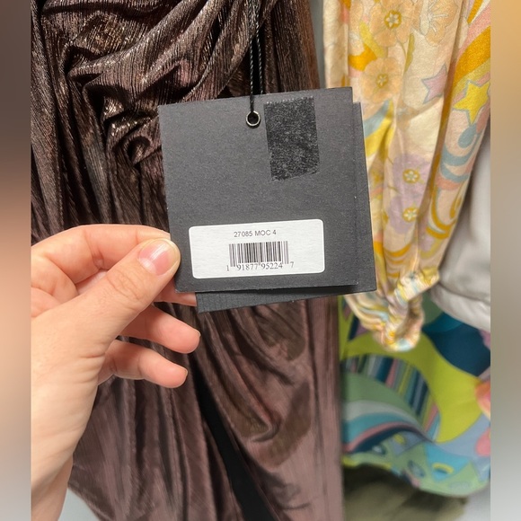 NWT Mac Duggal High Neck Keyhole Cutout Sleeveless Metallic gown - Mocha size 4 - Picture 5 of 8